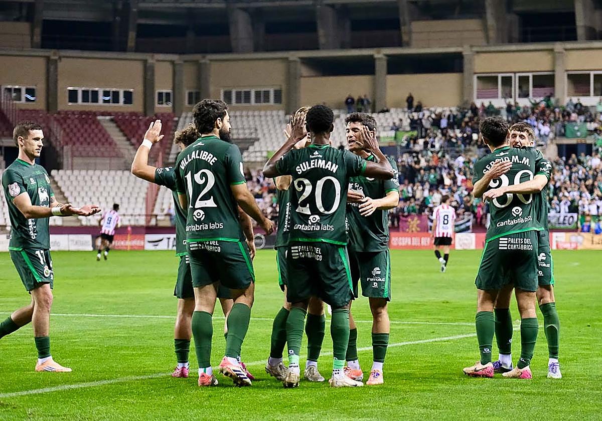 Los jugadores verdiblancos festejan uno de los goles en Las Gaunas.