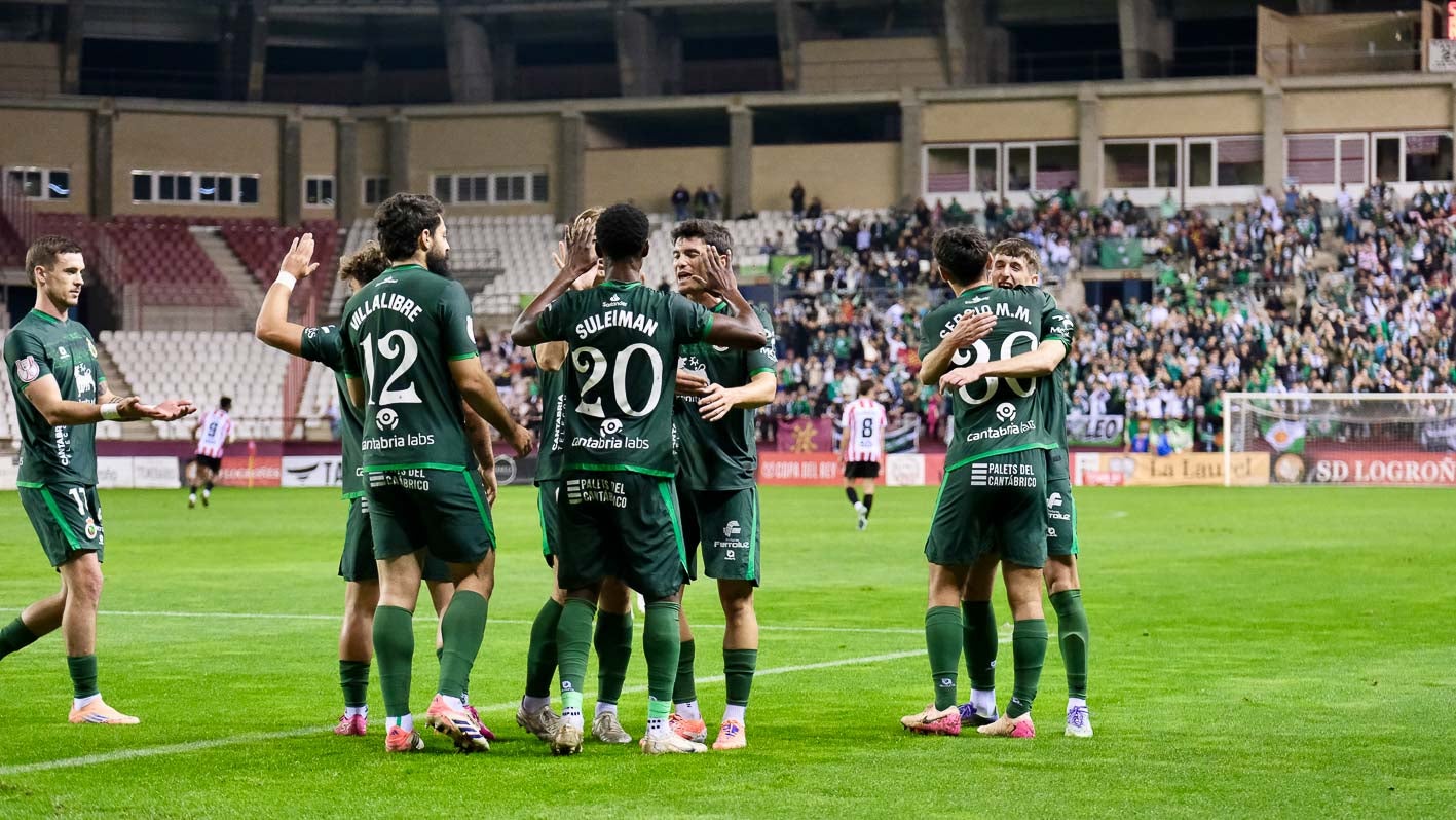 Los jugadores verdiblancos festejan el primer tanto en Las Gaunas.