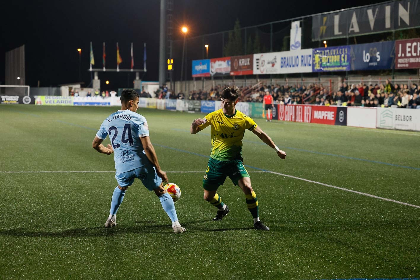 Fran intenta driblar a un jugador rival en área leonesa.