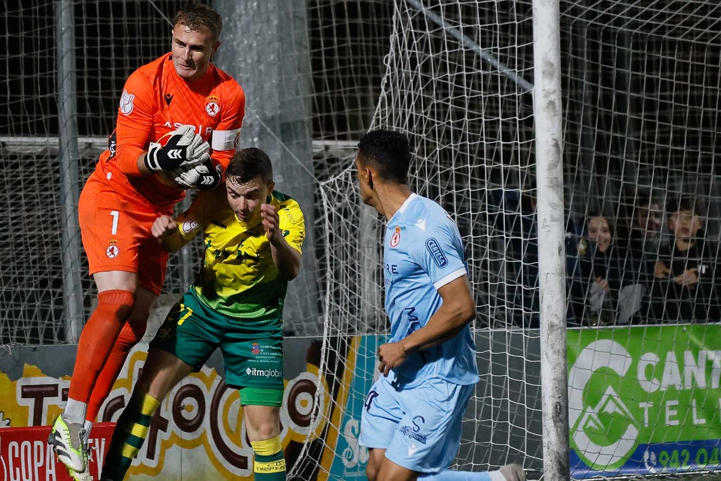 El portero de la Cultural se hace con el balón ante la oposición de Nalda.