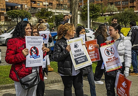 Manifestación y concentracion en marzo en el IES Torres Quevedo por la agresión a Antonio, un alumno con paralisis cerebral.