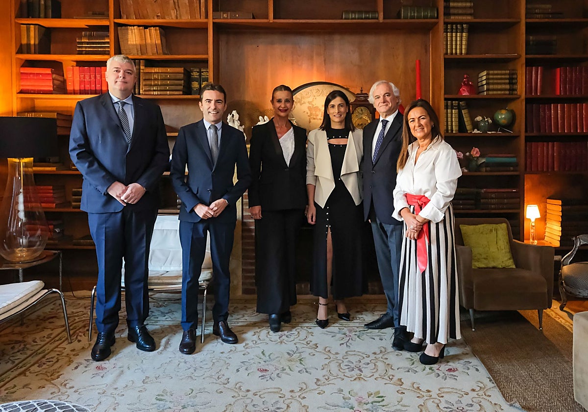 Luis Ángel Agüeros, Pedro Casares, Eva Fernández Cobo, Gema Igual, Miguel Garrido y Begoña Gómez del Río, este martes en el restaurante Deluz, en Santander.