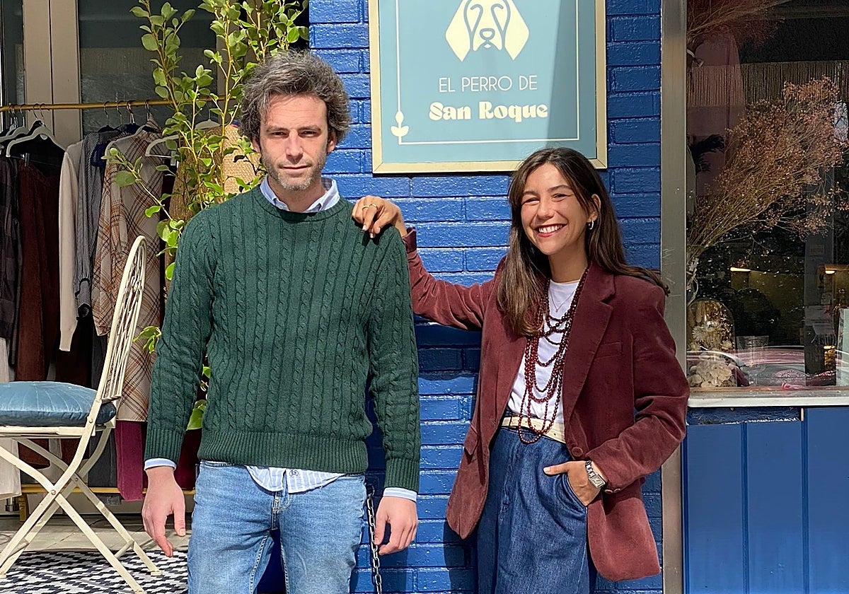 Manuel Gómez y María Ruiz, ante la fachada de su restaurante, en pleno Sardinero.