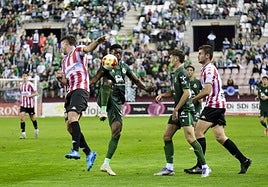 Suleiman Camara y Samu Calera, rodeados de dos futbolistas de la Sociedad Deportiva Logroñés.