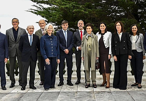 Foto de familia, ayer en Santander, de los representantes institucionales y de entidades privadas que configuran el Patronato.