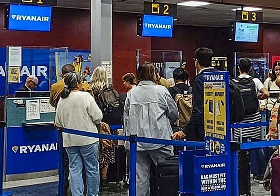 Viajeros en el Seve Ballesteros facturando en los mostradores de Ryanair.