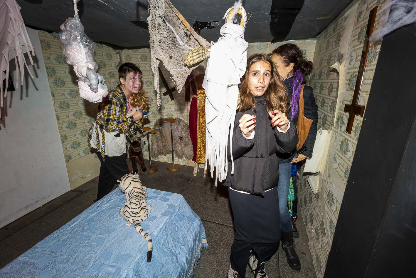 Dentro de la casa todo tipo de personajes del mundo del terror asustan a los visitantes.