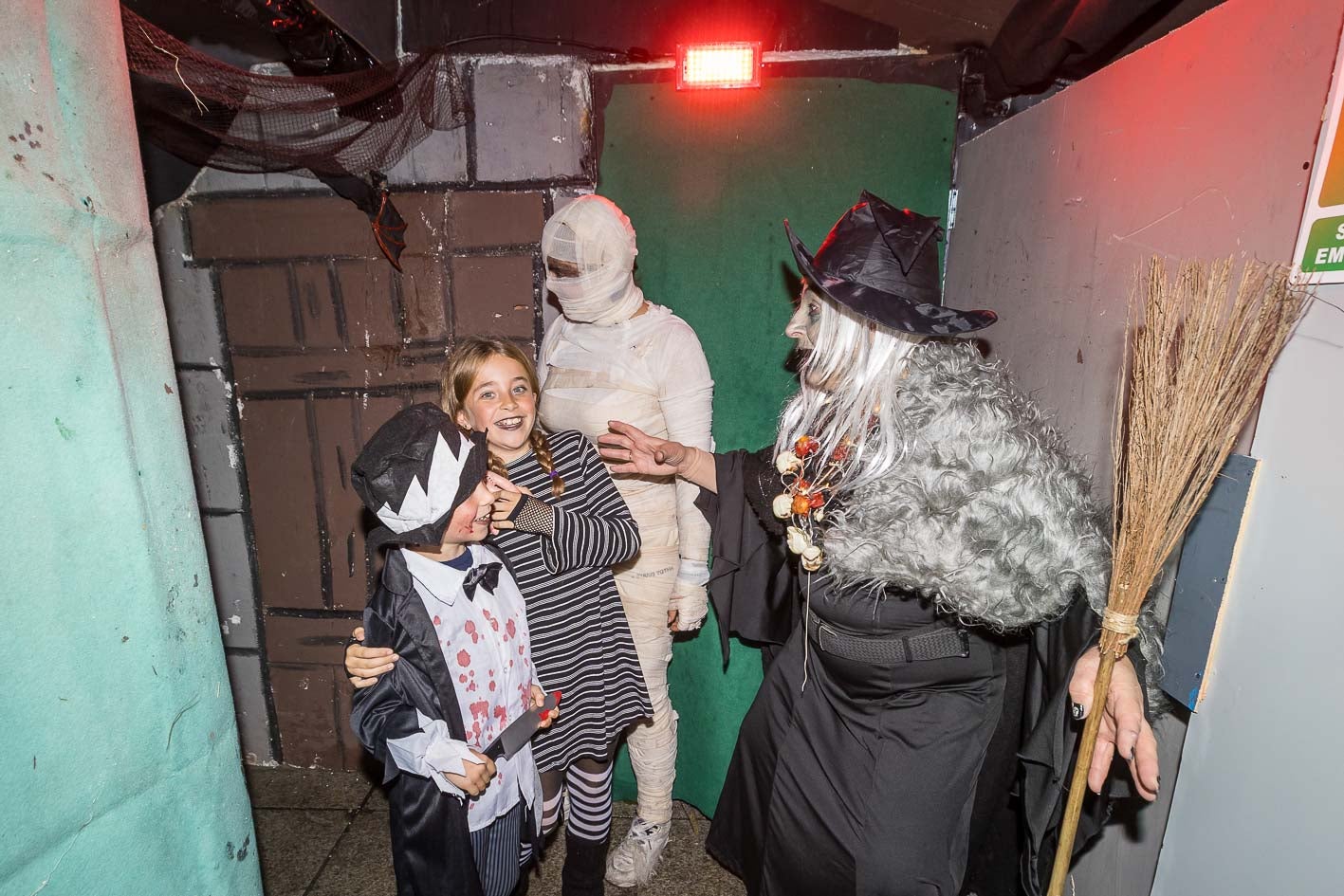 Brujas, momias... la casa del terror de la peña La Pera consigue asustar a todos los visitantes.