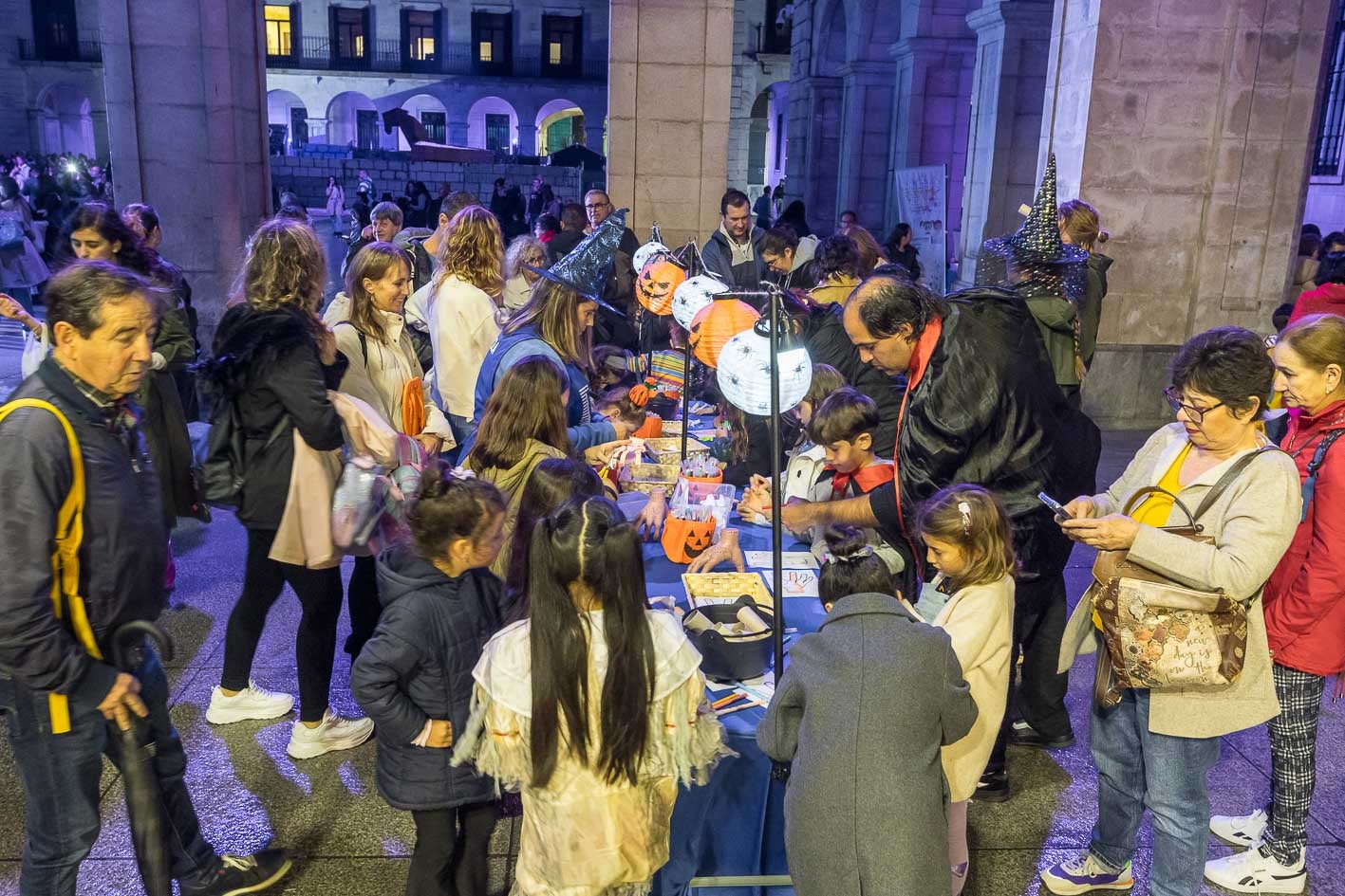 En los soportales de la Plaza Porticada los más pequeños disfrutaron de talleres y pintacaras.