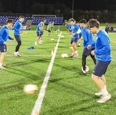 Los jugadores del Sámano, ayer, preparando el partido frente al Deportivo.