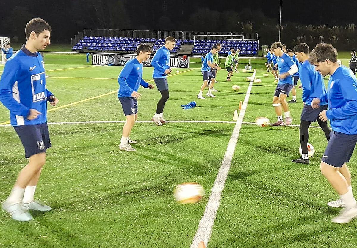 Los jugadores del Sámano, ayer, preparando el partido frente al Deportivo.