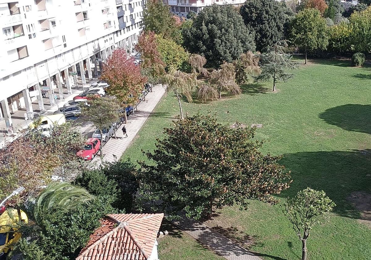 Imagen de la masa verde de la Alameda Miramar, en el centro de Laredo.