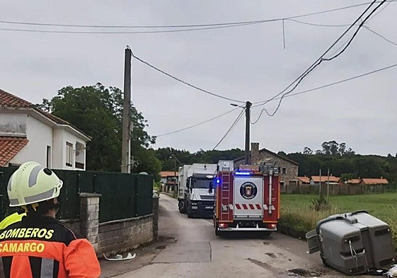 Los bomberos de Camargo en una intervención en el municipio.