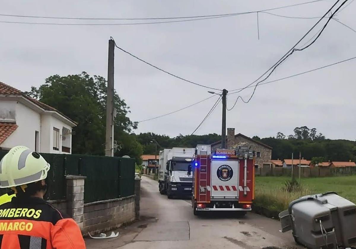 Los bomberos de Camargo en una intervención en el municipio.