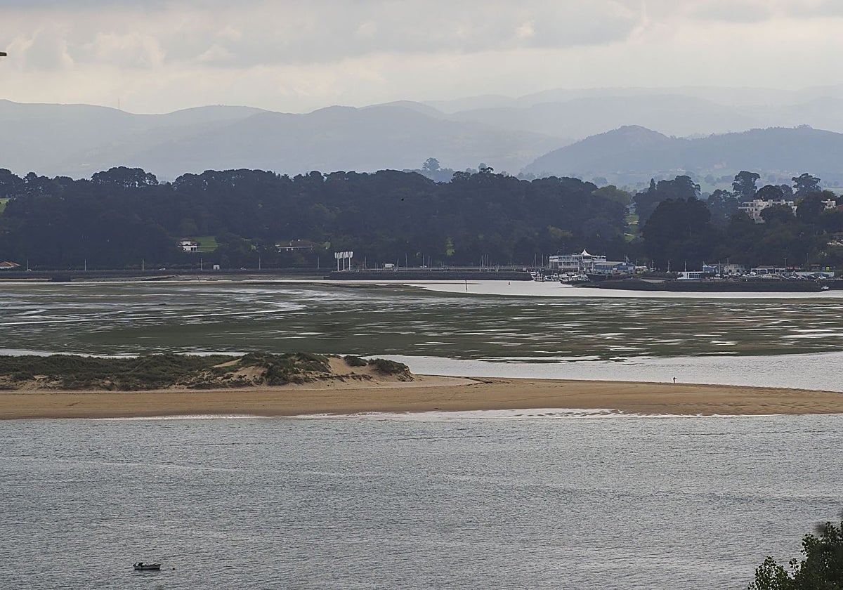 Una gran bajamar estrecha el paso en la canal de navegación entre Pedreña y Somo, un problema que se intentará solucionar dragando el área.