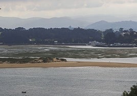 Una gran bajamar estrecha el paso en la canal de navegación entre Pedreña y Somo, un problema que se intentará solucionar dragando el área.