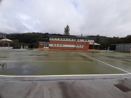 Vega de Pas y Educación acuerdan renovar parte de las instalaciones del colegio Doctor Madrazo