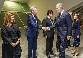 La presidenta de Cantabria instantes antes de saludar a los Reyes