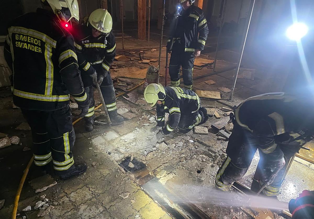 Los bomberos trabajan en la segunda planta del edificio, en obras, para refrescar el inmueble.