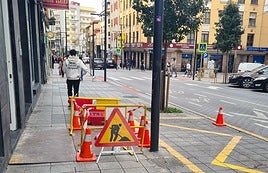 Una de las actuaciones para reparar las filtraciones de agua, en la calle Julián Ceballos de Torrelavega.