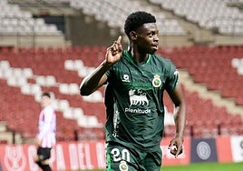 Suleiman Camara celebra su gol en Las Gaunas.
