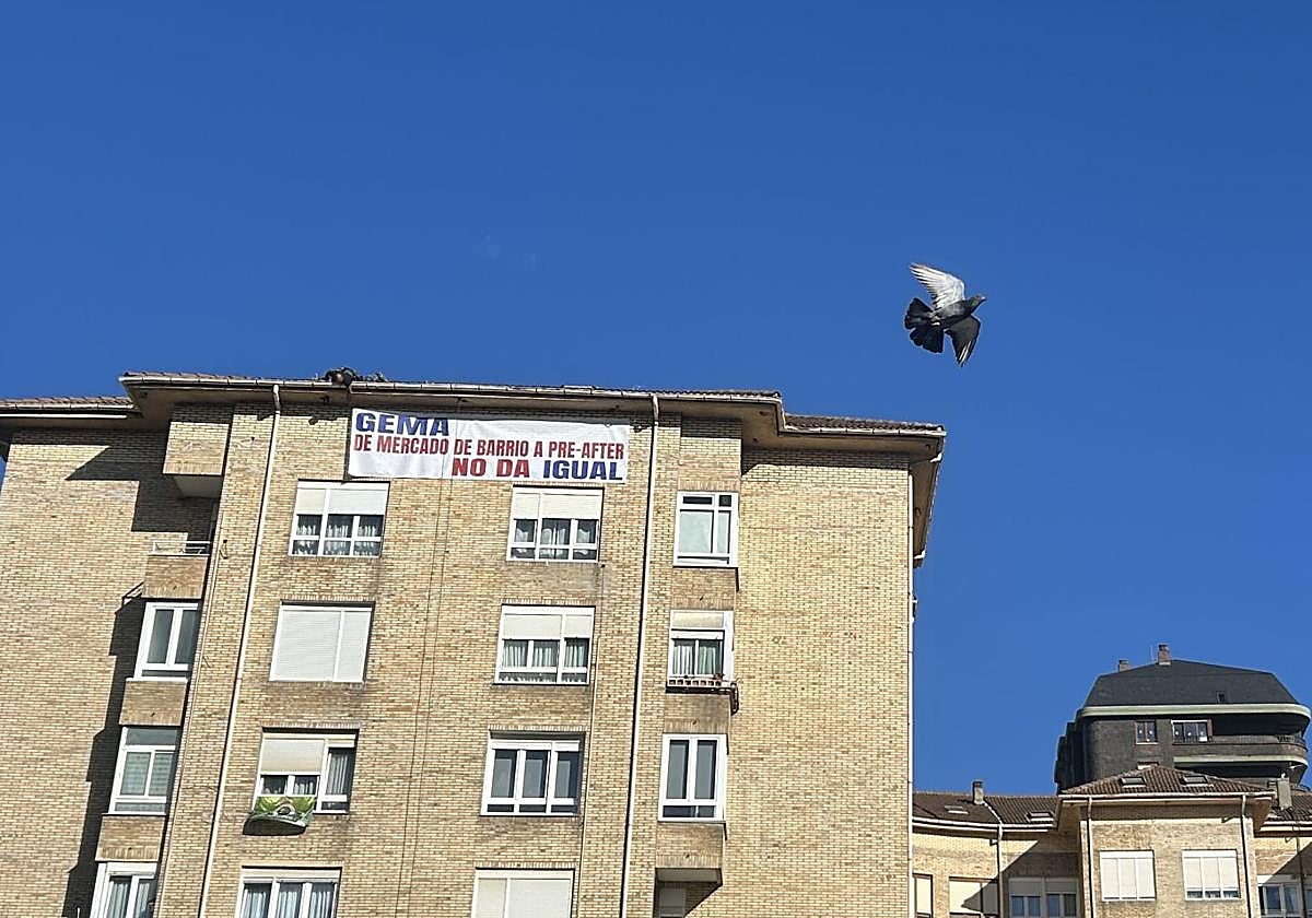 La pancarta colocada en el número siete de la calle Andrés del Río, en Puertochico.