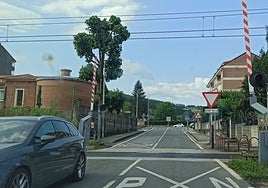 Uno de los pasos a nivel ubicados en la localidad de Renedo