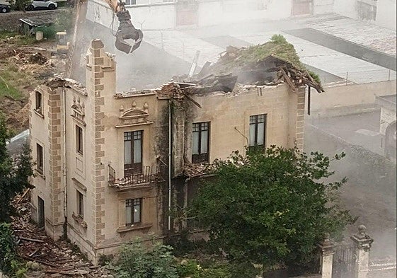 Las máquinas durante el derribo de Villa Mercedes