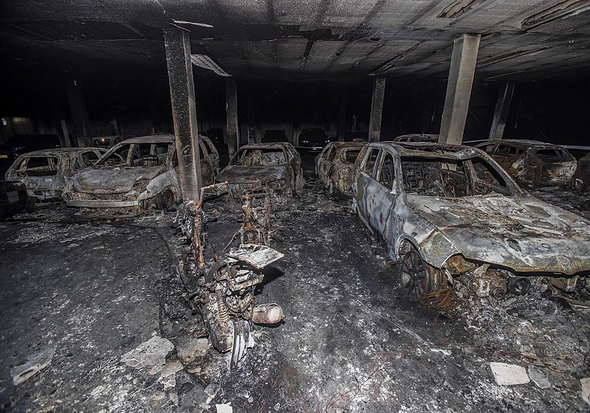 Vehiculos afectados por el incendio en el garaje parking subterráneo del edificio de El Alisal.