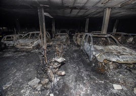 Vehiculos afectados por el incendio en el garaje parking subterráneo del edificio de El Alisal.