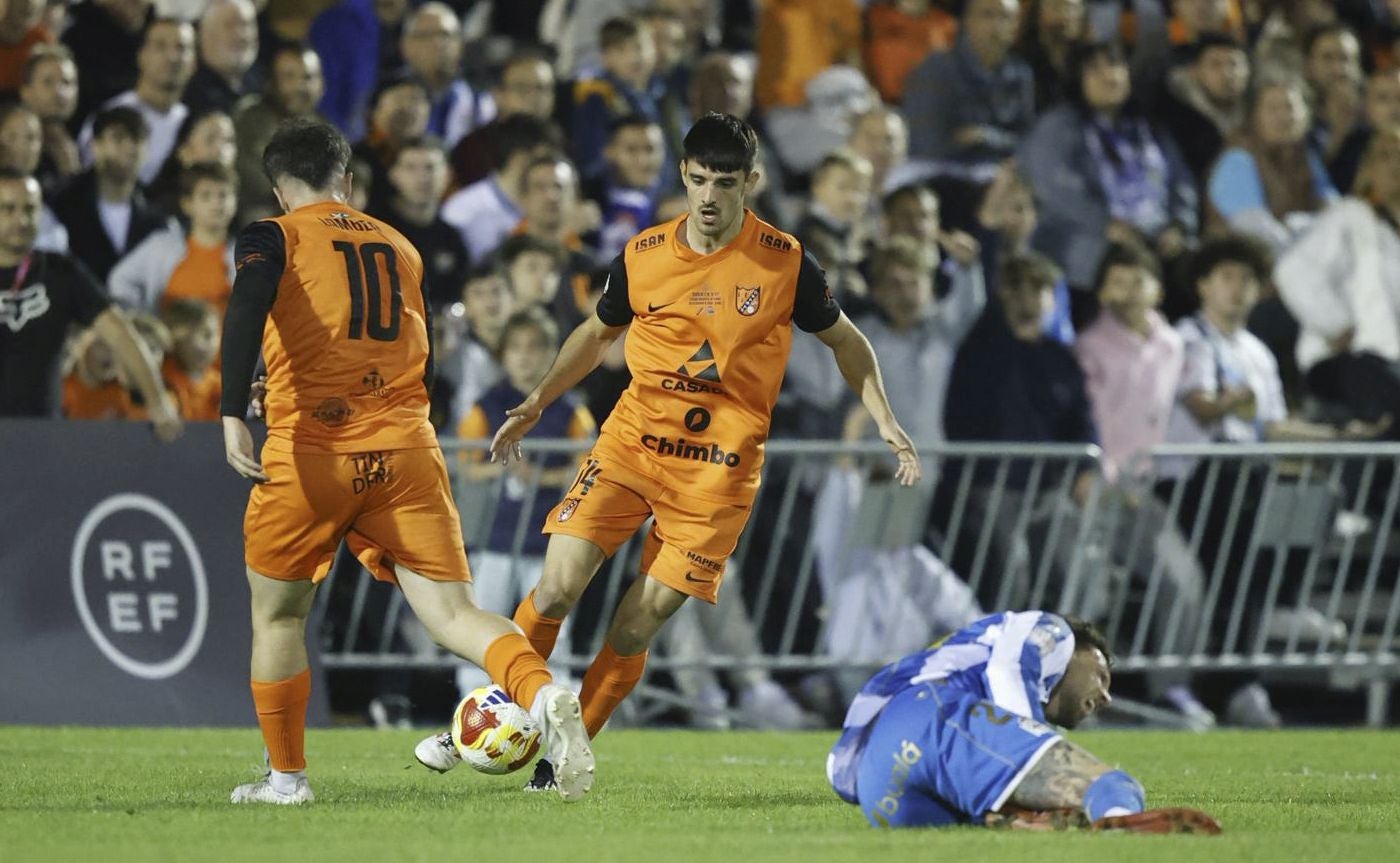 Gilete controla un balón protegido por Lambea.