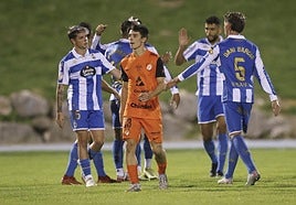 Ibañez, del Sámano, con el gesto serio tras un tanto del Deportivo.