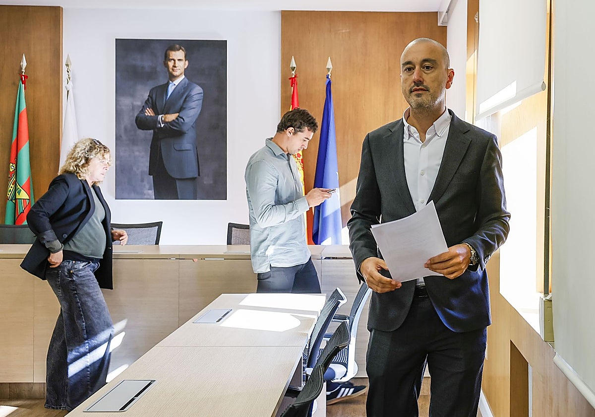 Javier López Estrada junto al concejal de Deportes, Nacho González, y la portavoz socialista, Patricia Portilla, antes de comparecer ante los medios.