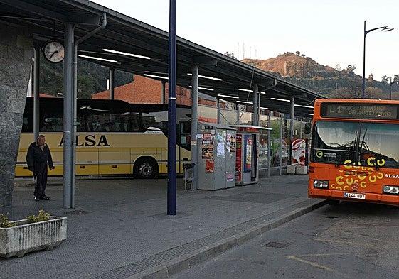 Autobús llegando a la estación de autobuses de Laredo.