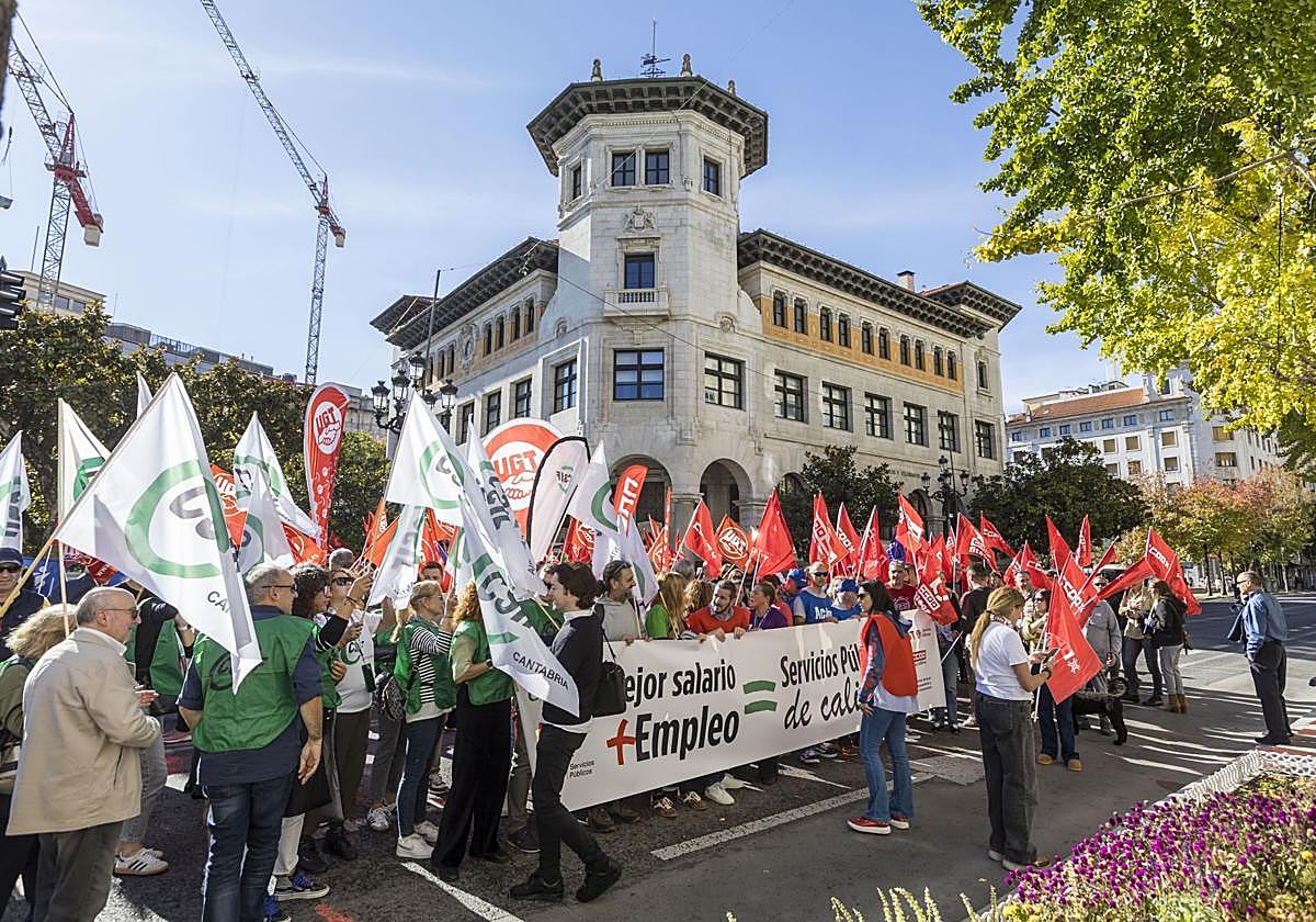 Manifestantes este jueves en la concentración convocada por los sindicatos en Santander.
