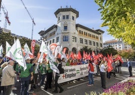 Manifestantes este jueves en la concentración convocada por los sindicatos en Santander.