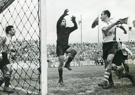 Nemes salta ante el portero del Sabadell.