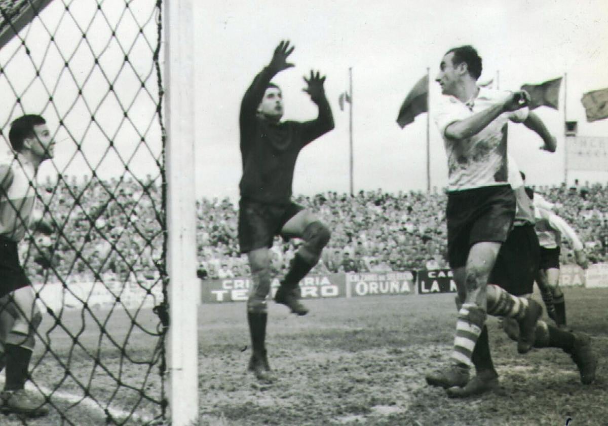 Nemes salta ante el portero del Sabadell.