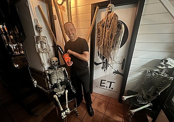 Fernando Flor convierte el restaurante estos días en un pequeño «parque temático» de Halloween.