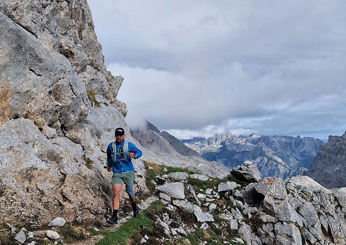 Imagen secundaria 1 - Javi Torcida, el cántabro que entrena entre los Picos de Europa y El Sardinero para cruzar el desierto de Omán