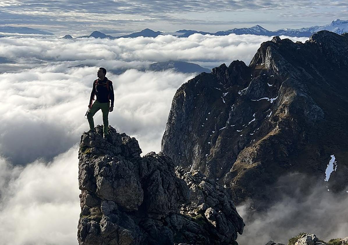 Imagen principal - Javi Torcida, el cántabro que entrena entre los Picos de Europa y El Sardinero para cruzar el desierto de Omán