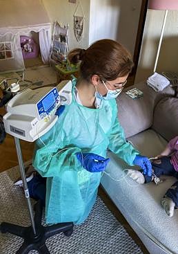 Imagen - La enfermera Ana Bartolomé, durante la visita a domicilio a una de las pacientes ingresadas.