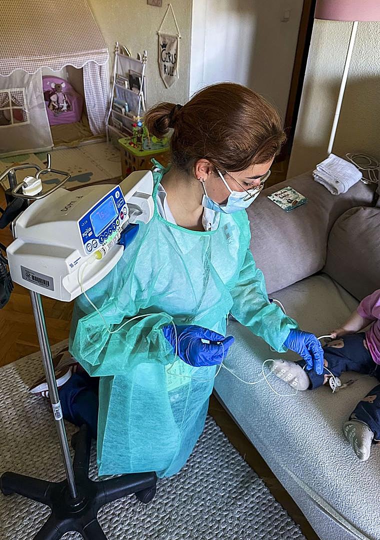 Imagen - La enfermera Ana Bartolomé, durante la visita a domicilio a una de las pacientes ingresadas.