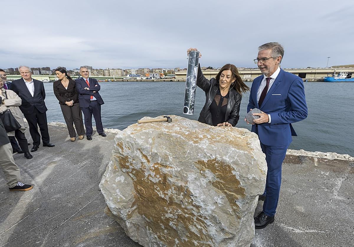 La presidenta regional, María José Sáenz de Buruaga, y el presidente de la Autoridad Portuaria, César Díaz, durante el acto de colocación de la primera piedra.