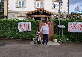 Una de las vecinas afectadas posa frente a su casa.