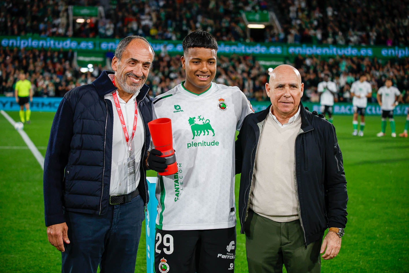 Sebastián Ceria y Manolo Higuera junto Jeremy, que recogió su premio como mejor jugador de la Liga en el mes de octubre.