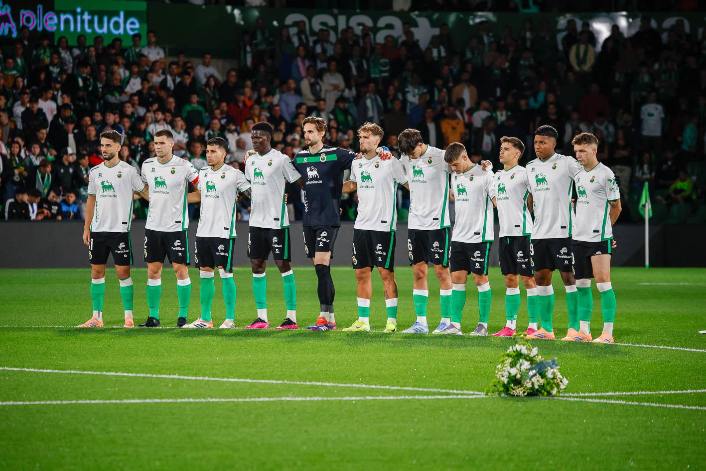 Los verdiblancos, durante el minuto de silencio por los racinguistas fallecidos en el último año.