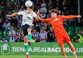 Mario García despeja un balón.