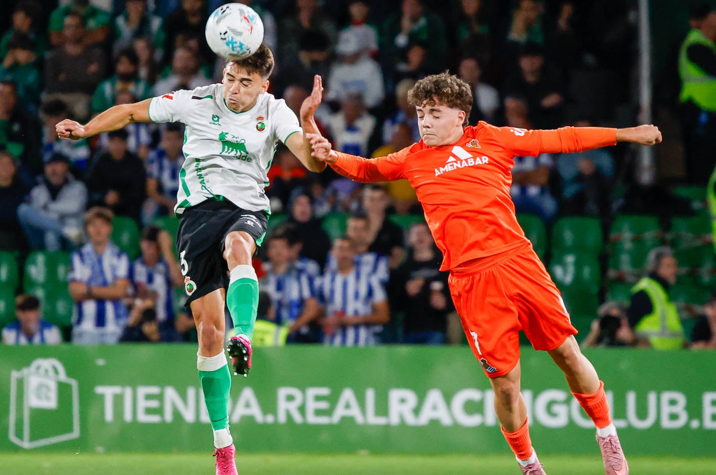 Mario García cabecea el balón ante un rival.