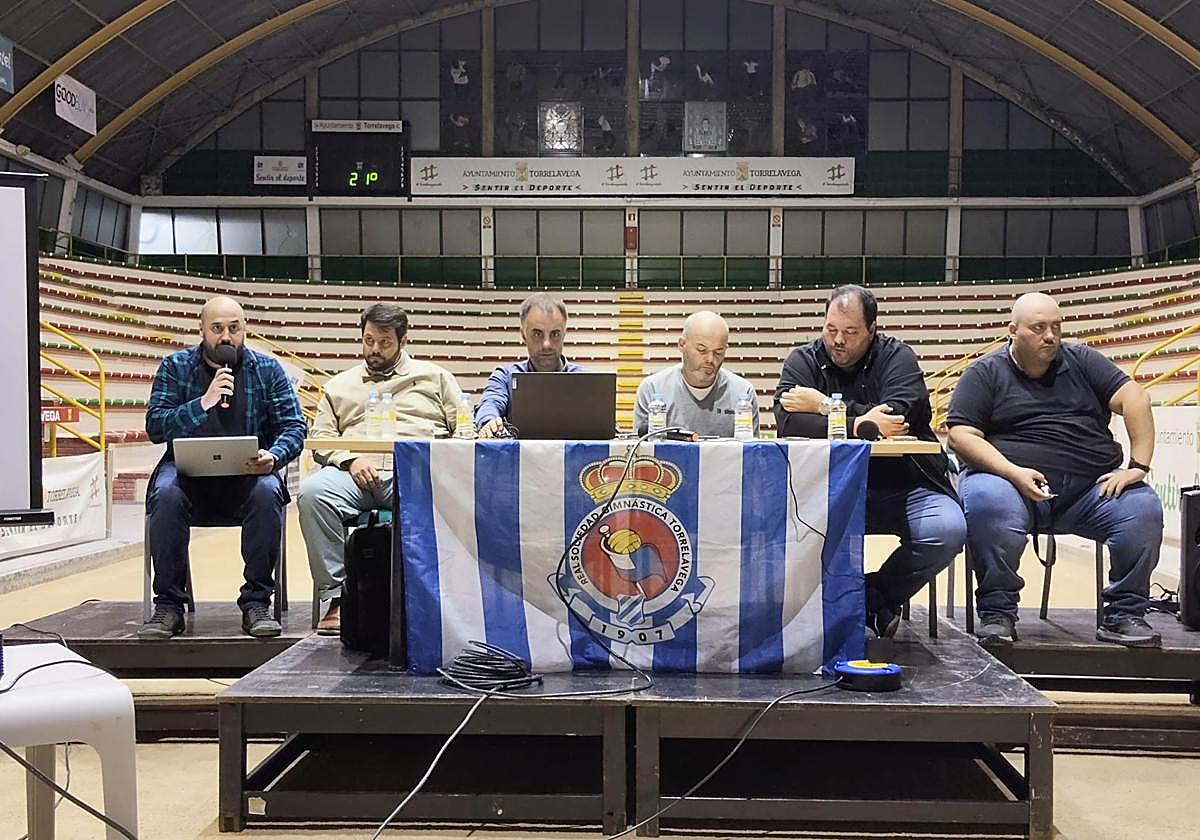 La directiva de la Gimnástica, junto a Jonathan Yagüe (segundo por la izquierda), director ejecutivo de Pastalcom.
